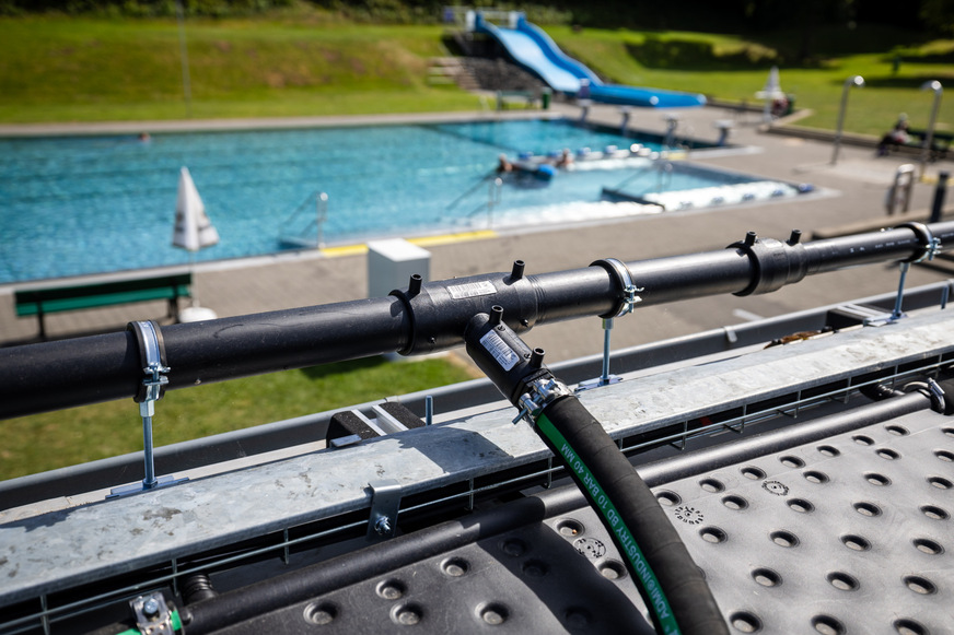 Insgesamt wurden auf dem Flachdach der Anlage im Naumburger Freibad insgesamt 130 Roth HelioPool Absorber installiert. Sie decken eine Fläche von 286 m2 ab.
