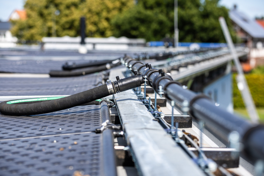 Insgesamt wurden auf dem Flachdach der Anlage im Naumburger Freibad insgesamt 130 Roth HelioPool Absorber installiert. Sie decken eine Fläche von 286 m2 ab.