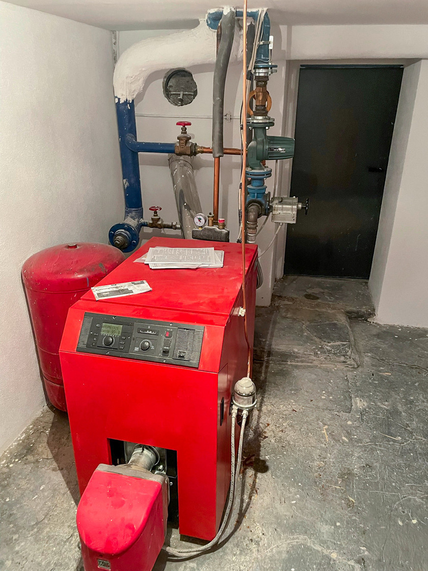 Der alte, 56 kW ­große Ölkessel erhielt ­einen hydraulischen ­Abgleich und eine um fast 30 °C abgesenkten Vorlauftemperatur. Hierdurch ­wurde eine signifikante ­Öl-Ersparnis erreicht.