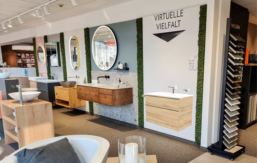Auf den ersten Blick ist in der realen Ausstellung bei „MSM Bäder + Wärm﻿e“ in Wahrenholz nur eine leere Wand zu sehen. Nach dem Scannen eines QR-Codes wird per Tablet oder Smartphone der Waschtisch mit Siphon, Anschlussschläuchen und Eckventilen angezeigt.