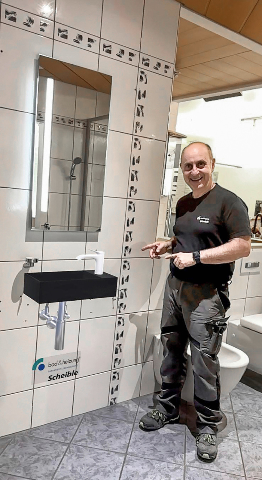Beispiel 1 Mike Hechinger-Krasselt zeigt, wie Beratung heute geht. Mit realem WC und virtuellem Waschtisch in der Ausstellung von Scheible bad & heizung in Geislingen.