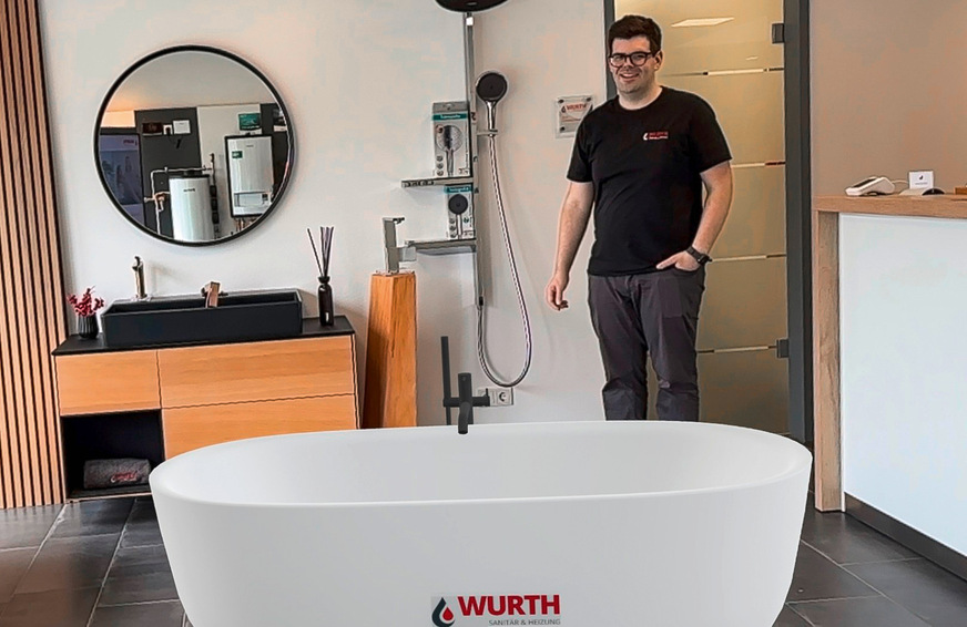 Beispiel 2 Virtuell statt sperrig: ­Sebastian Wurth von Wurth S+H spart mit der ­digitalen Badewanne wertvolle Ausstellungs­fläche in seiner Ausstellung in Kürten.