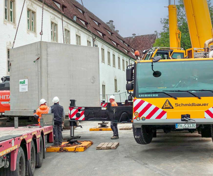 Zwei kubische Umlenkschächte für die Holzpellet-Förderspiralen wurden als Revisionsschächte aus Betonfertigteilen gefertigt.