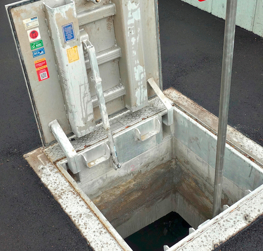 Die beiden kubischen Umlenkschächte sind ab Werk mit Schachtleiter und Einstiegshilfe ausgestattet und wurden auf eine Bettung aus Feinkies oder Splitt gesetzt. Abdeckungen der Belastungsklasse D 400 machen die Behälter ­Lkw-befahrbar.