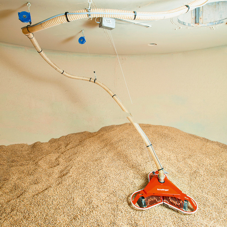 Statt Spiralen ist eine pneumatische Pelletentnahme möglich, bei der der Hersteller einen Saugroboter mit flexiblem Schlauch und Adapterplatte liefert. Dieser bewegt sich automatisch auf dem Brennstoffvorrat und entnimmt von oben. Der Heizkessel ist in diesem Fall mit einer Saugturbine ausgestattet.