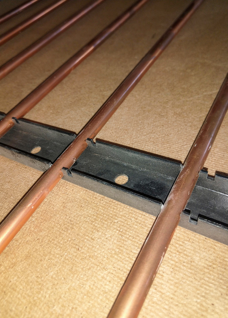 Detailabbildung einer Musterfläche zum ­geplanten Schichtenaufbau. Grundriss mit skizzierter Wärmeübergabe für die Dachschrägen-, Decken- und Wandheizung/-kühlung im Obergeschoss mit hydraulischer Zuordnung.