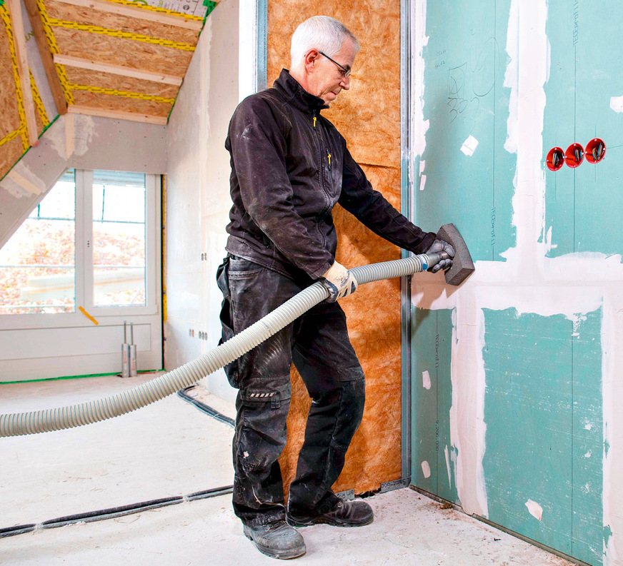 Wenig Umsatz, hohes Risiko&nbsp;– so ­sehen Installateure oft den baulichen Brandschutz. Infrage steht dabei nicht die fachliche Qualifikation, sondern die Haftungsübernahme für die Einhaltung unterschiedlichster Ver- und Anwendbarkeitsnachweise – und deren Gültigkeit zum Zeitpunkt des Einbaus. Beim&nbsp;Einsatz der Einblasdämmtechnik ­übernimmt hingegen ein zertifizierter Fachbetrieb die gesamte Ausführung und jegliche Haftung.