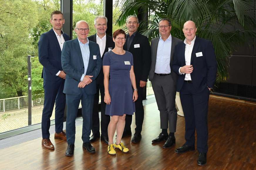 Von links: Simon Nehls, Professor Ulrich Eser, Professor Christoph Kaup, Annett Wettig, Udo Jung, Dror Peled und FGK-Geschäftsführer Frank Ernst.