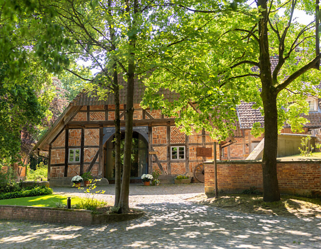 Die historischen Fachwerkbauten des WildLand Biohotels, die im Naturgarten versetzt und neu errichtet wurden, bilden das Herz des Ensembles. In das stimmungsvolle Ambiente integriert sich Toto mit japanischer Präzision und ausgefeilter Sanitärtechnik, die modernden Komfort in den behaglichen Fachwerkhäusern schafft.