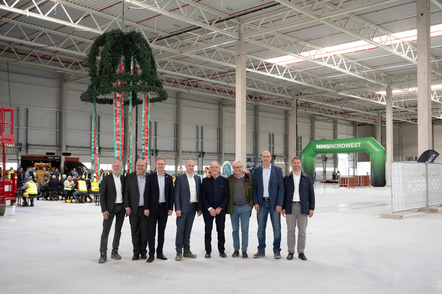 v.l.: Jens Rasche (Architekt), Stephan Paule (Bürgermeister Alsfeld), Dr. Jens Mischak (Landrat Vogelsbergkreis), Mario Kling (Geschäftsführer Goldbeck Nord), Karl Rothenberger, Dr. Helmut Rothenberger, Thorsten Sega (Vorstand Nordwest), Dr. Ingo Müller (Aufsichtsrat Nordwest)