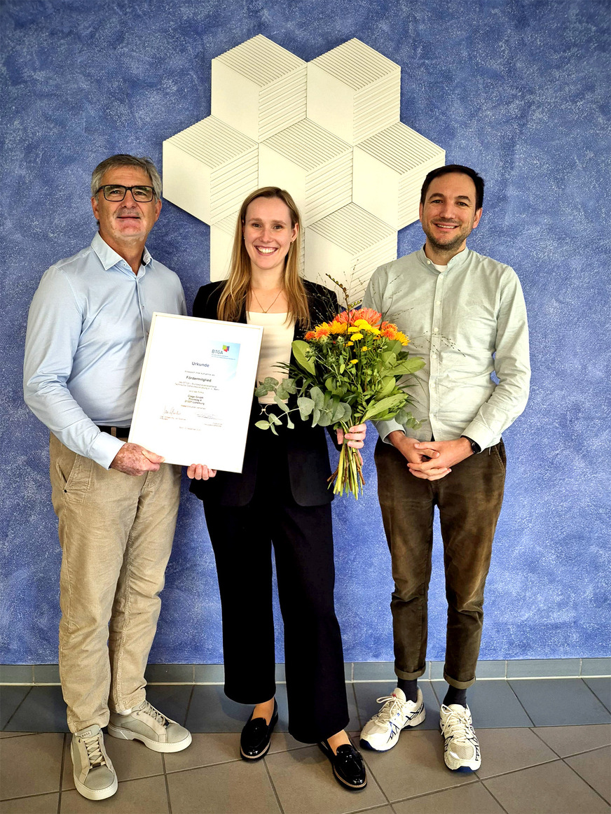 BTGA-Vizepräsident Jan Heckmann (l.) und Robert von Ascheraden (r.), Geschäftsführer des ITGA Hessen, Rheinland-Pfalz und Saarland, überreichen Lea Sophie Welzel (Referentin für Energie und Politik, Clage GmbH) die Mitgliedsurkunde.