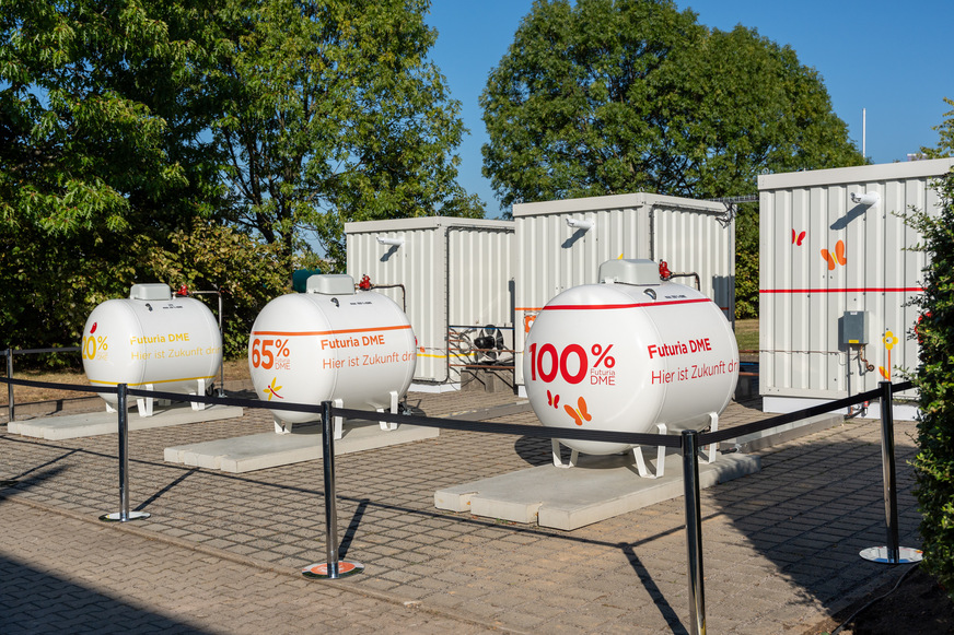 2023: Primagas weiht Testanlagen für erneuerbaren Dimethylether (DME) in Kesselsdorf bei Dresden ein. Das Gas soll in Zukunft als eine weitere regenerative Energielösung einen Beitrag zur Wärmewende leisten.