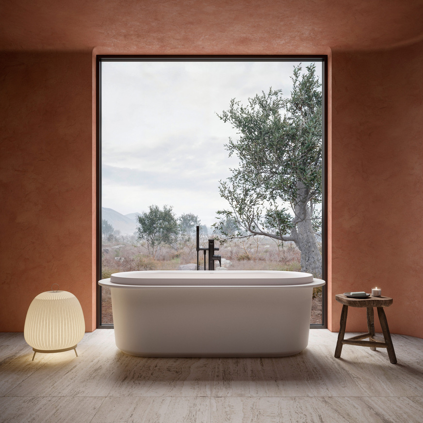 Vitrium von Christian Werner interpretiert das Badezimmer als behaglichen Wohnraum. Die frei stehende Badewanne und minimalistische Möbel schaffen eine warme, zurückhaltende Atmosphäre.