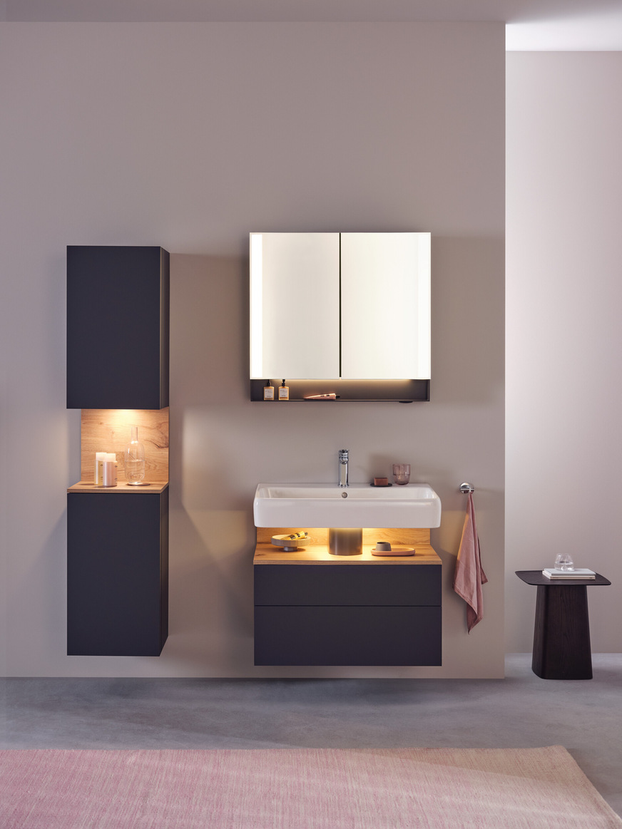 Die Badkollektion Design by Studio F. A. Porsche verbindet klare, reduzierte Formen mit natürlicher Anmutung und hochwertigen Materialien wie Keramik, Holz und Naturstein für wohnliche Bäder.