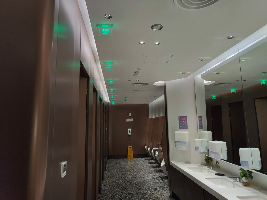 Das Überwachungssystem der Umgebung erkennt unangenehme Gerüche und optimiert daraufhin die Raumbeduftung oder passt die Reinigungspläne an.