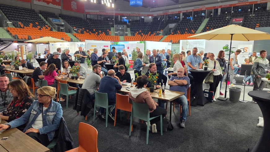 Zahlreiche Profis aus der SHK-Branche nutzten die Möglichkeit, sich in der Ratiopharm Arena über neue Produkte zu informieren und neue Kontakte zu knüpfen.