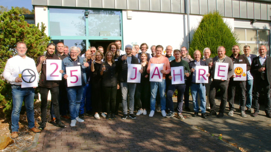 Mitarbeiter und Seminarteilnehmer von Baunach feierten am 1. Oktober 2025 ein Vierteljahrhundert Firmenbestehen.