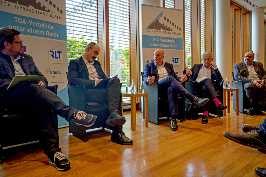 Frank Ernst (Mitte) fordert, im GEG die Gesundheit und die Leistungsfähigkeit der Menschen zu berücksichtigen, die sich in Gebäuden aufhalten.