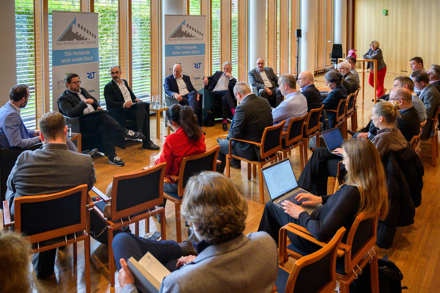 Auf dem Podium (v.l.): Jakob Schlandt, Lars Rohwer MdB, Dr. Alaa Alhamwi MdB, Frank Ernst, Professor Christoph Kaup und Andreas von Thun