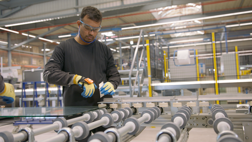 Mitarbeitende liefern mithilfe der neuen Glasanlage, moderner Wasseraufbereitung und optimierter Produktionsprozesse täglich zahlreiche hochwertige Duschwände ‚Made in Germany‘ an Handwerkspartner in ganz Europa.