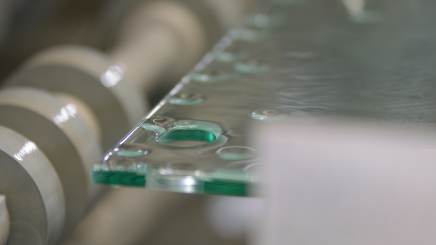 Jede Stunde werden für die Glasverarbeitung in der Produktion 100 m3 Wasser verwendet. Um die wertvolle Ressource zu schonen, wird das Wasser in der neuen Aufbereitungsanlage kontinuierlich im geschlossenen Kreislauf wiederverwendet.