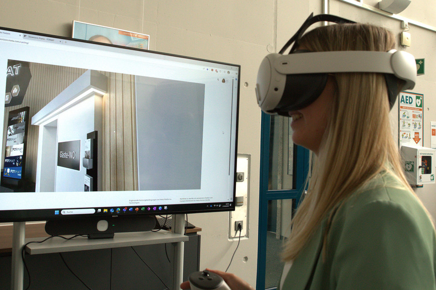 Mit der VR-Brille direkt ins neugestaltete Bad schauen: Im digitalen Showroom ist das möglich.