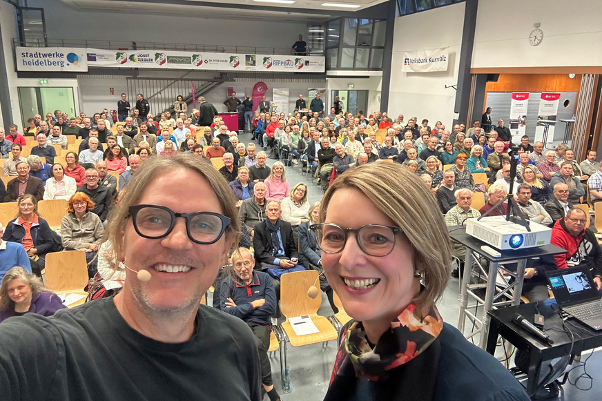 Ingenieur, Energieberater, Top-Experte sowie Spiegel-Bestsellerautor Carsten Herbert und Anja Floetenmeyer-Woltmann, EU-Klimapakt-Botschafterin und Mitglied im Wärmepumpenbeirat der EU, freuen sich über eine gut gefüllte Steinbachhalle.