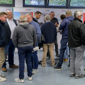 Am Stand von Mitsubishi Electric nutzten Hausbesitzer im Rahmen des Beratungsmarathons die Chance, sich individuell und ausführlich zu ihren Möglichkeiten in Bezug auf Wärmepumpen beraten zu lassen.