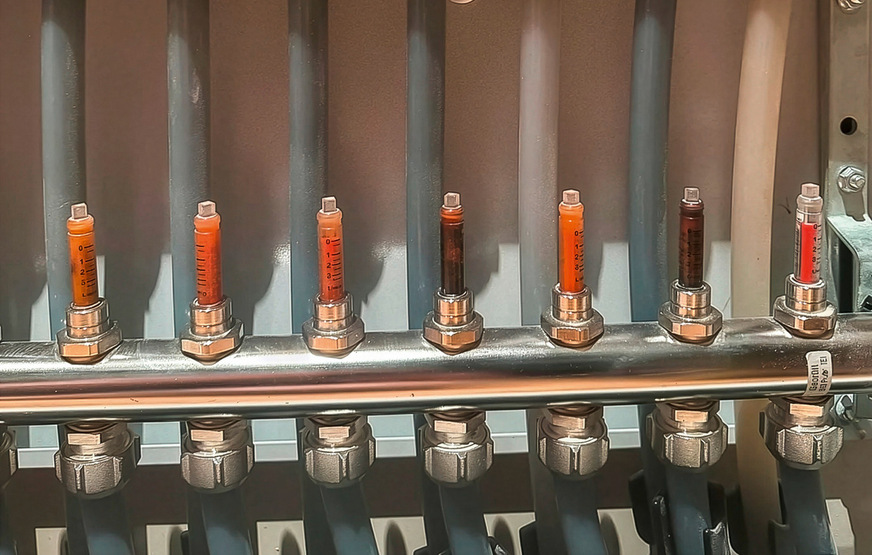 Verschmutzte Durchflussmesser einer Fußbodenheizung.