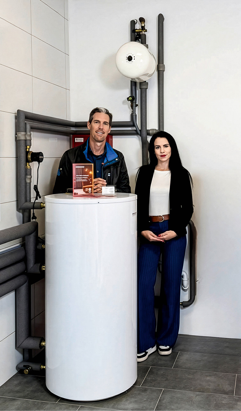 Dirk Drews und Laura Jüchter, Geschäftsführerin der I. & L. Jüchter GmbH, in der Ausstellungshalle des Unternehmens in Leer.