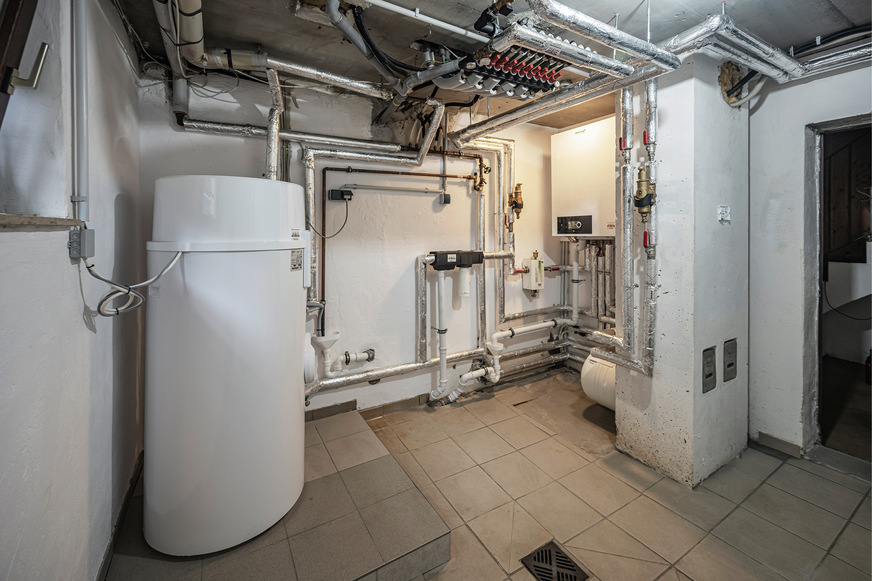 Ein aufgeräumtes System: Links die Trinkwasser-Wärmepumpe, rechts die wandhängende Inneneinheit der Monoblock-Wärmepumpe.