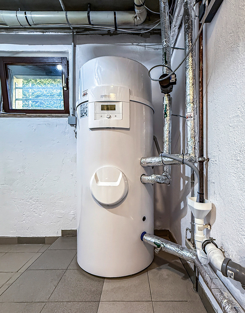Die Trinkwasser-Wärmepumpe BTW S 200 B ­arbeitet unabhängig vom Raumbeheizungssystem. Mit nur 1528 mm Höhe hat sie im Keller viel Platz.