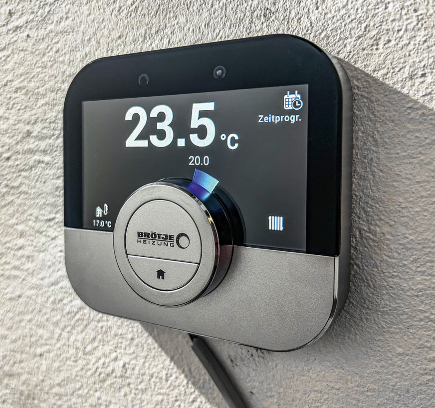 Das Raumgerät IDA bietet intuitiven Zugriff auf Betriebsdaten und Regelungsoptionen. Eine App-Steuerung per Mobilgerät ist ebenfalls möglich.