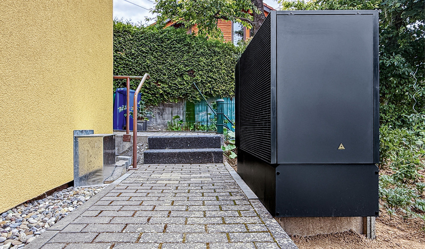 Die freistehende Außeneinheit erhielt als optionales Zubehör ein rückseitiges Abdeckgitter sowie einen Schallschutzsockel.