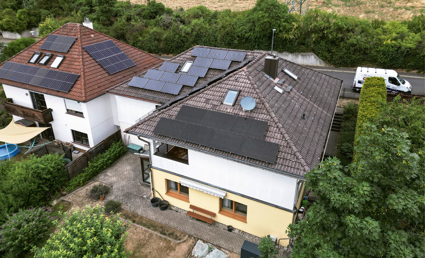 Auf dem Dach des Sanierungsobjektes (Haus rechts) wurden 2025 sieben zusätzliche PV-Module installiert, die Wohnung und ­Wärmepumpen versorgen. Den Strom aus den älteren Modulen verkauft die Familie an den Netzbetreiber.