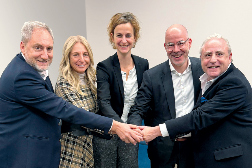 Von links: Paolo u. Valentina Brustio (Inhaber Elbi), Dr. Sandra Bell (CEO Reflex Winkelmann), Christian Knechtel (CEO Winkelmann Group), Michele Brustio (Inh. Elbi).