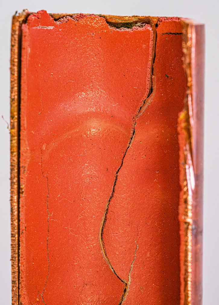 ﻿Rissbildung in der Innenbeschichtung einer Trinkwasserleitung infolge thermischer und mechanischer Belastungen über die Betriebsdauer.