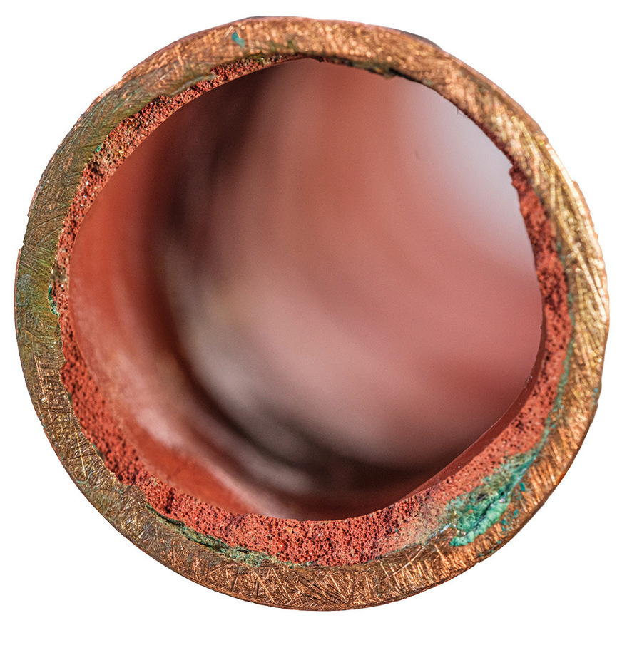 Innen beschichteter Rohrabschnitt einer Trinkwasserleitung mit sichtbaren Schichtunterschieden&nbsp;– ungleichmäßiger Auftrag.