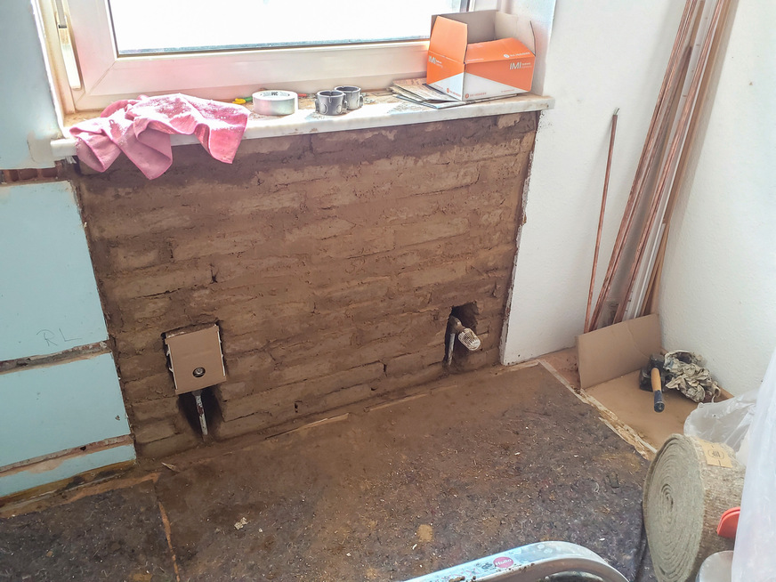 Während der Ausmauerung der Heizkörpernischen wurden die Anschlüsse bereits vorbereitet und UP-Regeleinheiten integriert.