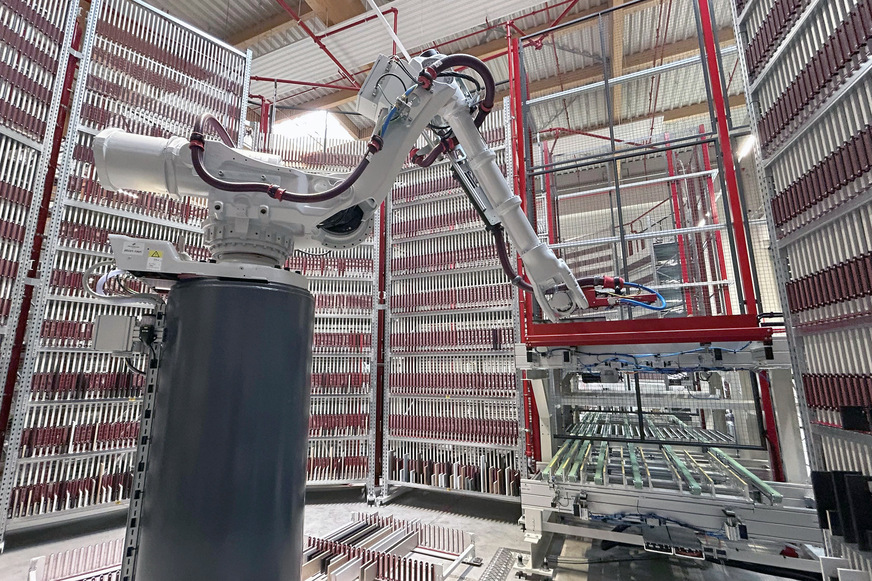 In der vollautomatischen Kommissionierung können die täglich ca. 10.000 auftragsspezifisch von Burgbad gefertigten Bauteile ohne manuelle Eingriffe und Picking-Fehler zusammengestellt und über den gesamten Fertigungsprozess verfolgt werden.