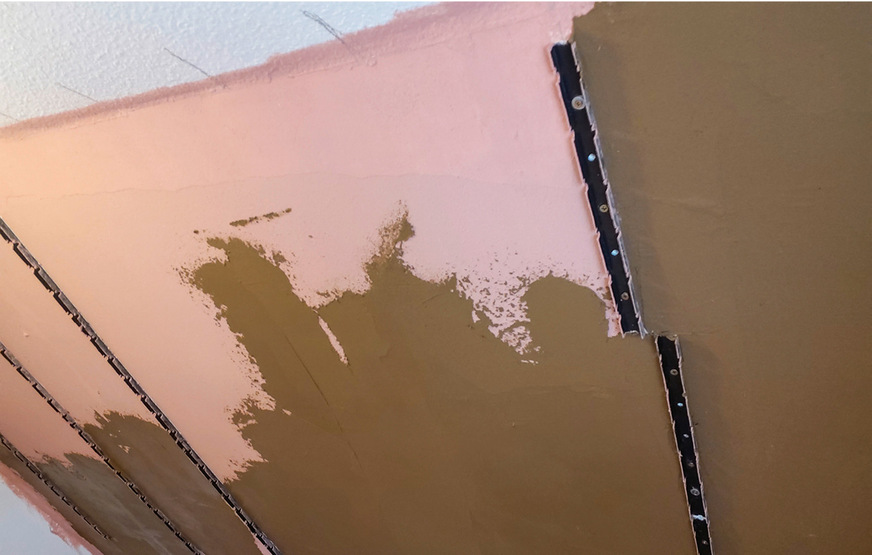 Die Befestigungsschienen wurden im ersten Schritt eigenstabil auf den Markierungen der Trockenbau-Unterkonstruktion montiert und die Systemrohrregister&nbsp;abgenommen, um den Sperr- und Haftgrund auftragen zu können.