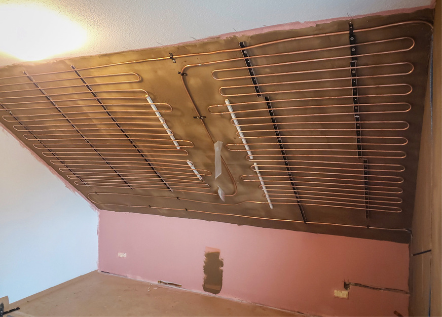 Nach Vorbereitung des Untergrunds wurden die Systemrohre in den eigenstabilen Befestigungsschienen montiert, verlötet und geprüft.