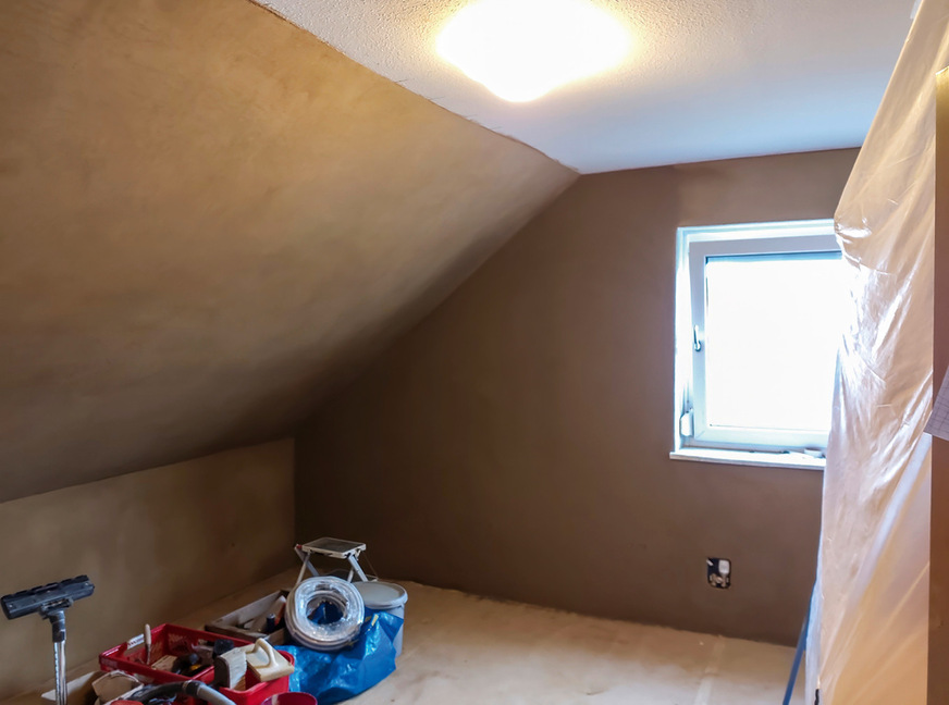 Fertiggestellte Flächenheizungen inklusive Lehmputz während des Funktionsheizens&nbsp;unmittelbar vor dem finalen Oberflächenanstrich mit Lehmfarbe.