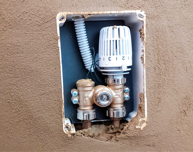 UP-Regeleinheit mit Rücklauftemperaturbegrenzer und Leerrohr für die Verdrahtung des&nbsp;Stellgliedes mit dem digitalen Raumthermostat.