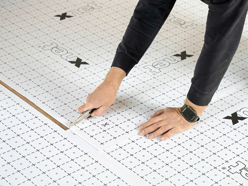 Die x-net C16 clip Panels von Kermi wurden auf den Dämmplatten montiert und die Plattenstöße mit dem zugehörigen Tape fließestrichdicht verklebt. Der Zuschnitt ermöglichte saubere, stumpfe Schnittkanten.