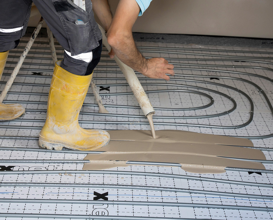 Nach dem Einbau der Bewegungsfugenprofile mit Rohrschutzklebestreifen und erfolgter Dichtheitsprüfung wurde der Nivellierestrich N 440 von Knauf auf das richtige Fließmaß überprüft und eingebracht.