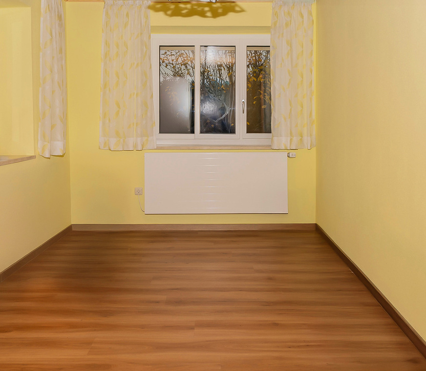 Der Niedertemperaturheizkörper x-flair von Kermi ergänzt die Fußbodenheizung.