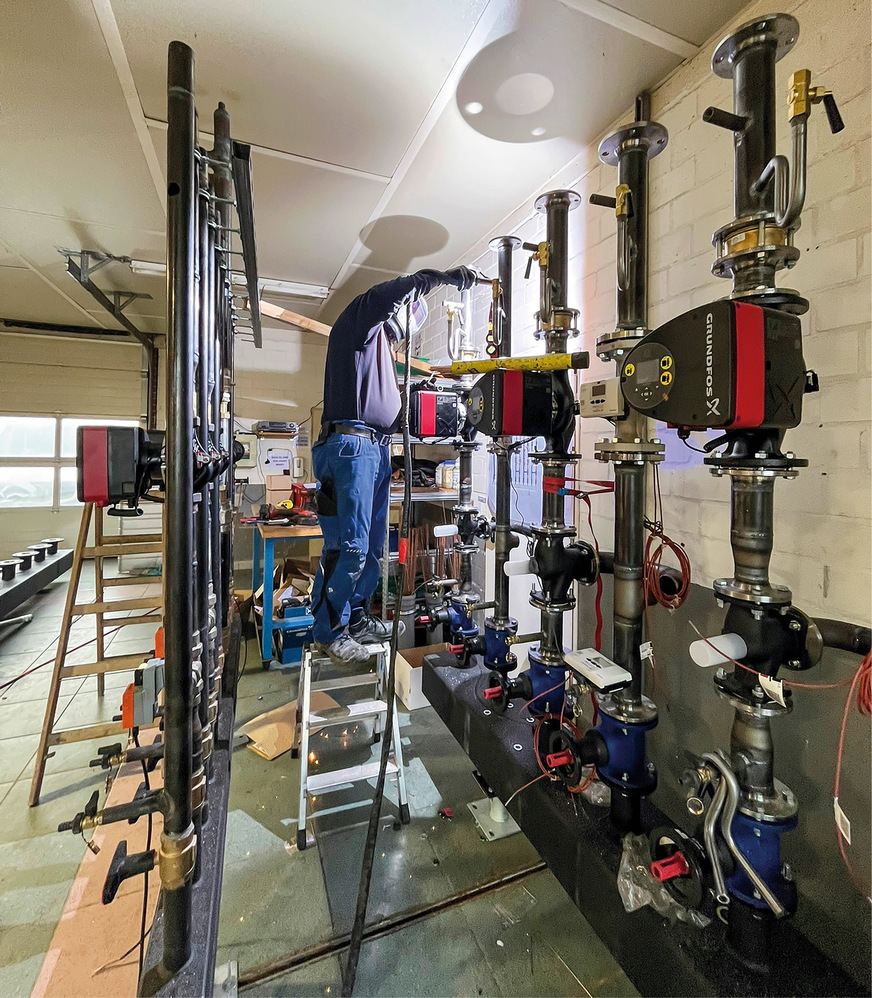 Die Verlagerung der Installa­tions­prozesse in die Werkstatt ermöglicht eine Vorfertigung unter kontrollierten Bedingungen – und sichert gleichbleibende Qualität, ­bessere Planbarkeit und kürzere ­Montagezeiten vor Ort.