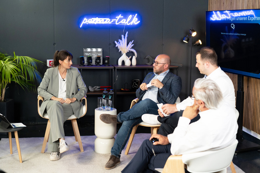 Der erste perma-talk bot interessanten Austausch rund ums Gebäudeenergiegesetz aus verschiedenen Blickwinkeln: Lydia Bautze-Ortlieb von der Made in Stuttgart Marketing & Media GmbH (links) führte durch das Live-Format, als Gäste (v.l.) waren José Lupion, Obermeister Innung SHK Stuttgart-Böblingen, Valentin Ege von der Digital Building Industries AG und perma-trade Geschäftsführer Michael Sautter eingeladen.