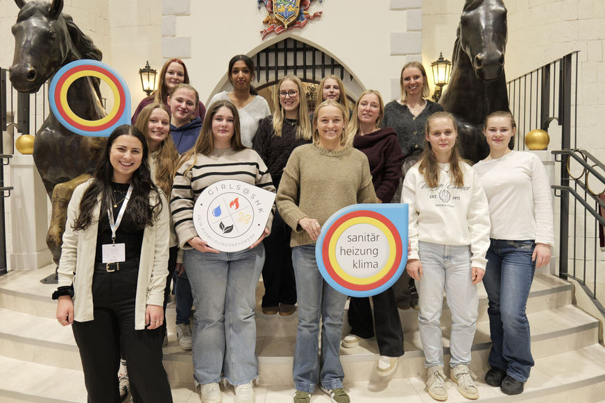 Beim Auftakttreffen am 21. November 2025 im Sensapolis Sindelfingen trafen zwölf Auszubildende erstmals auf andere junge Frauen mit ähnlichen Erfahrungen.